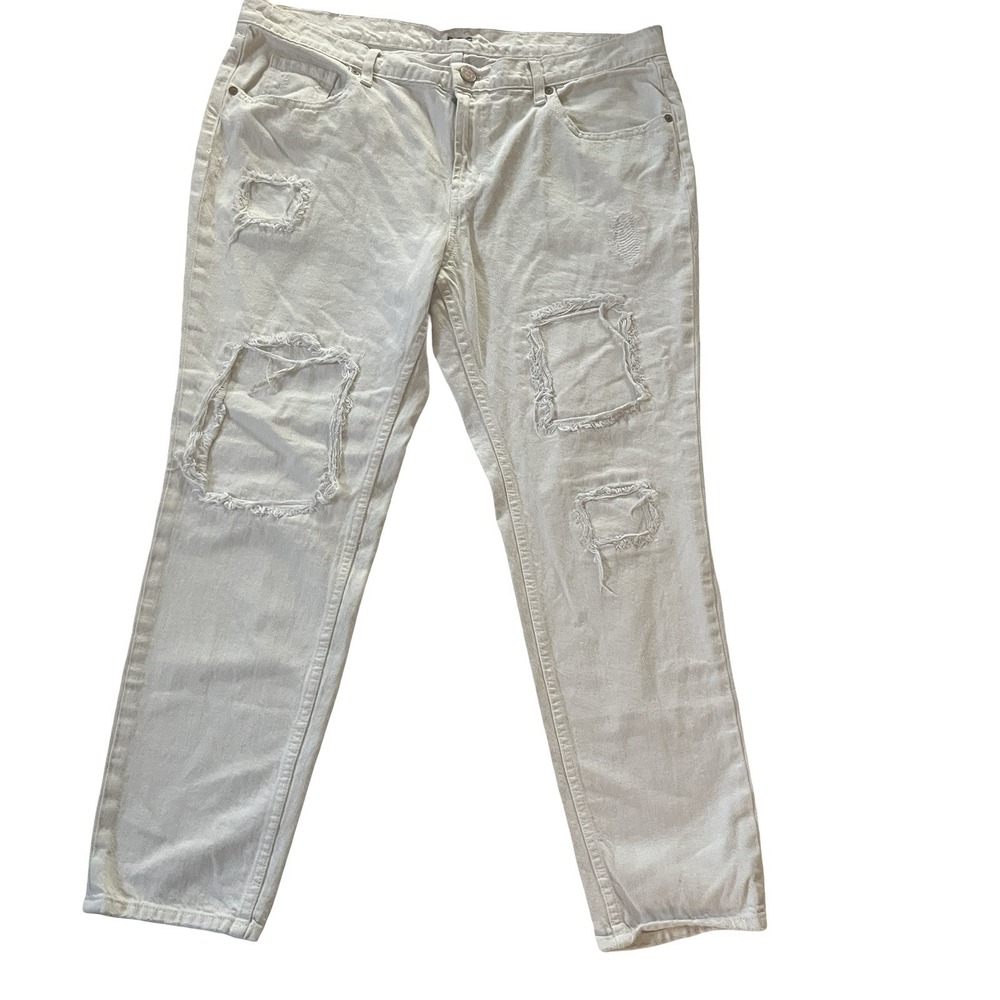 BDG‎ Women's Size 32W Slim Boyfriend White Jeans Denim Distressed Patch